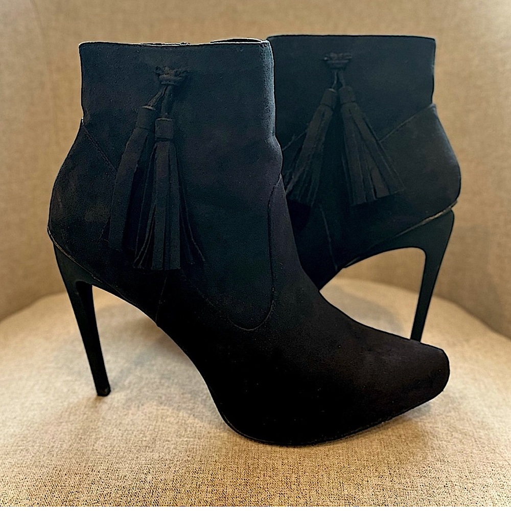 Izabella Rue 'Cersea' Women's Ankle Heeled Boot in Black Faux Suede with Tassles